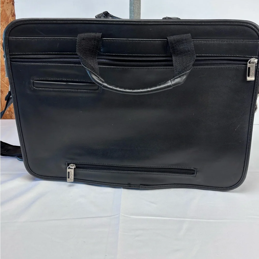 U.S. Luggage New York Black Messenger / Laptop Bag with Sleek Design Very Cool!
